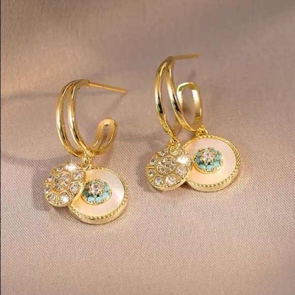 💎 FREE w/bundle❗️ PRICE🔻”Ocean’s Tears” Gold Mother of Pearl Earrings ✨💫 - Picture 6 of 10